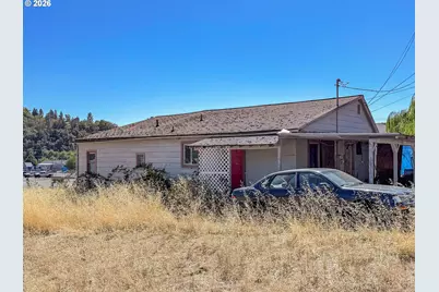 2126 NE Commercial Ave, Roseburg, OR 97470 - Photo 4