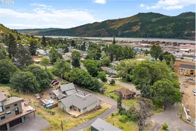 526 W Lincoln St, Bingen, WA 98605 - Photo 32