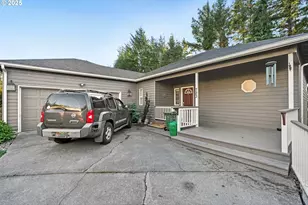 723 N 8th Loop, Coos Bay, OR 97420 - Photo 2