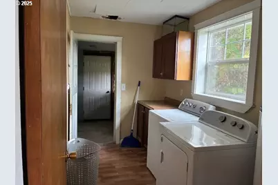 1932 NE Commercial Ave, Roseburg, OR 97470 - Photo 10
