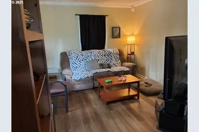 1932 NE Commercial Ave, Roseburg, OR 97470 - Photo 6