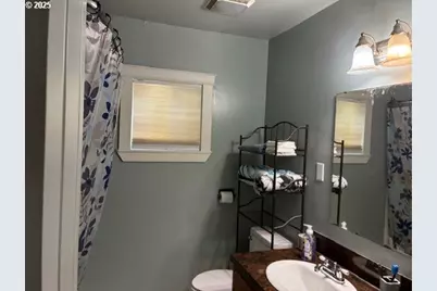 1932 NE Commercial Ave, Roseburg, OR 97470 - Photo 8