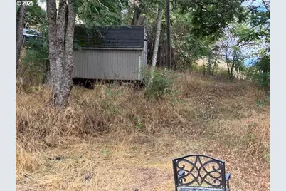 1932 NE Commercial Ave, Roseburg, OR 97470 - Photo 12