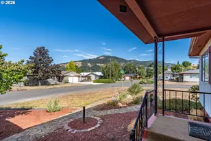 225 SE Stevenson Ave, Myrtle Creek, OR 97457 - Photo 4
