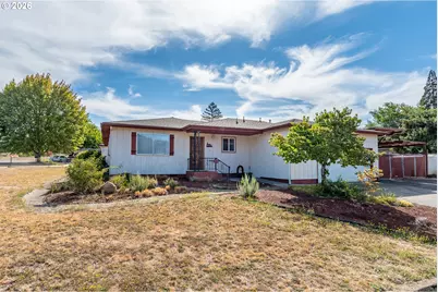 225 SE Stevenson Ave, Myrtle Creek, OR 97457 - Photo 2