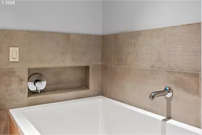 2323 SW Park Pl #1006, Portland, OR 97205 - Photo 30