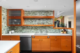 2323 SW Park Pl, Portland, OR 97205 - Photo 4