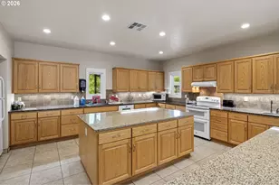 1400 Candlelight Dr, Eugene, OR 97402 - Photo 28