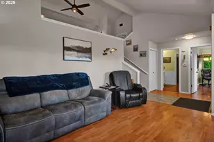 7025 Glacier Dr, Springfield, OR 97478 - Photo 8