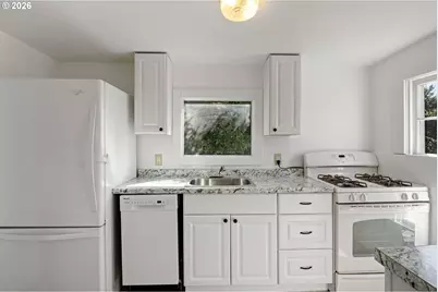330 NE 1st St, Oakland, OR 97462 - Photo 8