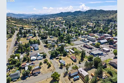 330 NE 1st St, Oakland, OR 97462 - Photo 48