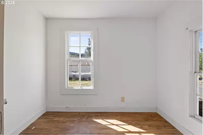 330 NE 1st St, Oakland, OR 97462 - Photo 18
