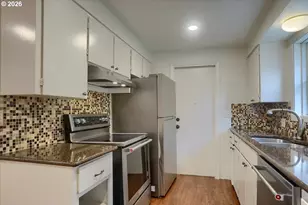 9010 SW Meadow Ln, Portland, OR 97225 - Photo 8