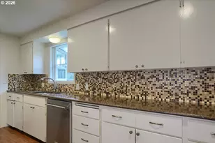 9010 SW Meadow Ln, Portland, OR 97225 - Photo 8