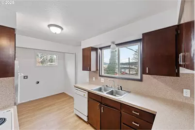 1392 N 8th St, Coos Bay, OR 97420 - Photo 8