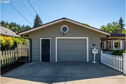 1012 S Water St, Silverton, OR 97381 - Photo 4