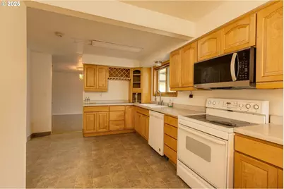 1117 SE 135th Ave, Portland, OR 97233 - Photo 4