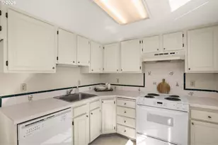 10820 SW Meadowbrook Dr, Portland, OR 97224 - Photo 12