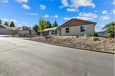 374 Bentgrass Ct, Sutherlin, OR 97479 - Photo 2