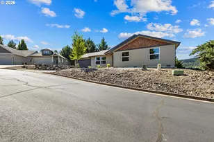 374 Bentgrass Ct, Sutherlin, OR 97479 - Photo 2