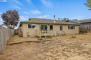2060 Hayes St, North Bend, OR 97459 - Photo 4