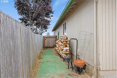 2060 Hayes St, North Bend, OR 97459 - Photo 6