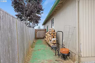 2060 Hayes St, North Bend, OR 97459 - Photo 6