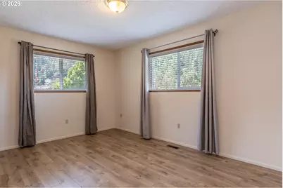 209 North River Dr, Roseburg, OR 97470 - Photo 22