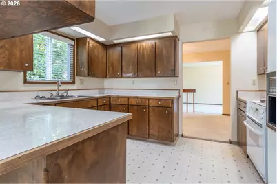 209 North River Dr, Roseburg, OR 97470 - Photo 8