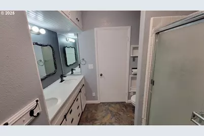 523 SE Rice Ave, Roseburg, OR 97470 - Photo 14