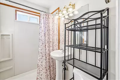 7404 NE Hassalo St, Portland, OR 97213 - Photo 10