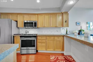 905 N Harbour Dr, Portland, OR 97217 - Photo 4