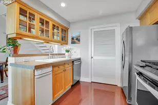 905 N Harbour Dr, Portland, OR 97217 - Photo 6