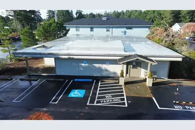 1576 12th St, Florence, OR 97439 - Photo 6