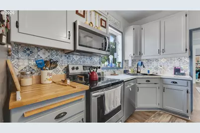 2206 Marion St, North Bend, OR 97459 - Photo 10