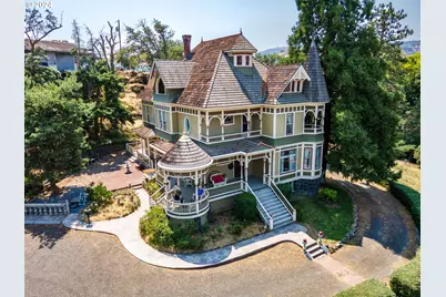 608 W 6th St, The Dalles, OR 97058 - Photo 1