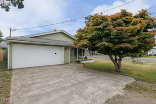 806 NE Douglas St, Newport, OR 97365 - Photo 2