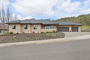 1518 NE Vista Fe Ct, Roseburg, OR 97470 - Photo 2