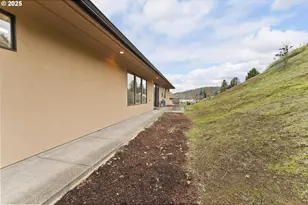 1518 NE Vista Fe Ct, Roseburg, OR 97470 - Photo 10