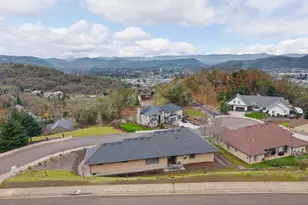 1518 NE Vista Fe Ct, Roseburg, OR 97470 - Photo 8