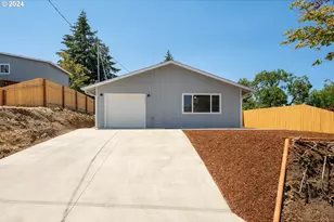 1237 SE Washington Ave, Roseburg, OR 97470 - Photo 2