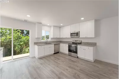 1237 SE Washington Ave, Roseburg, OR 97470 - Photo 8