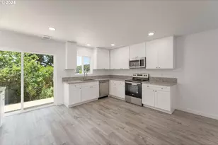 1237 SE Washington Ave, Roseburg, OR 97470 - Photo 8