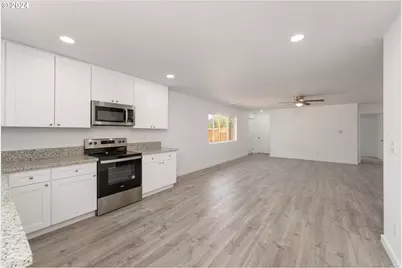 1237 SE Washington Ave, Roseburg, OR 97470 - Photo 10