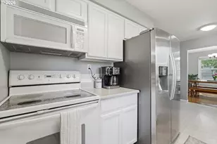 221 SE 109th Ave, Portland, OR 97216 - Photo 20