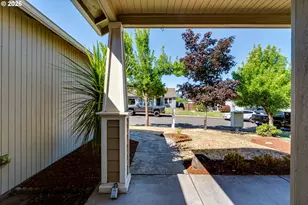 1847 S 61st St, Springfield, OR 97478 - Photo 6