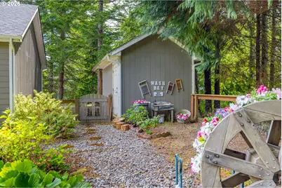 692 18th Ave, Coos Bay, OR 97420 - Photo 4