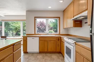 2390 NW Quail Ct, McMinnville, OR 97128 - Photo 12