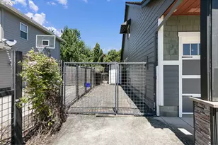 962 T St, Springfield, OR 97477 - Photo 40