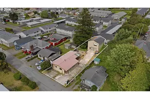 354 S 9th Ct, Coos Bay, OR 97420 - Photo 2